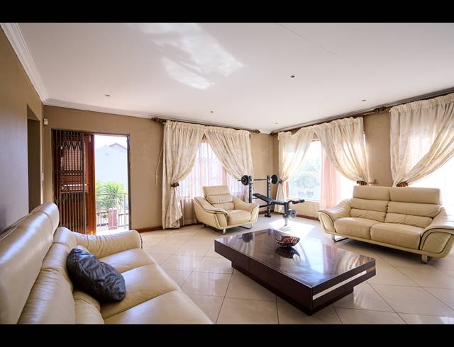 5 BEDROOM CLUSTER FOR SALE IN BARBEQUE DOWNS